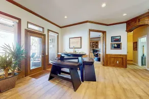 Lakefront Estate: Stunning Views, Deck, Bar & Dock - Innenbereich