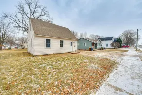 Hike, Fish & Boat: Lake Mills Home w/ Yard - Intérieur