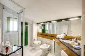 La Gaura Guest House - Bathroom