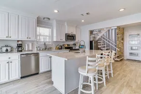 Luxury Lakefront Retreat w/ Dock in Runaway Bay - Innvendig