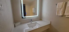 Super 8 by Wyndham Austin South I-35 - Bathroom