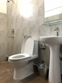 Yakety Yak Hostel - Bathroom