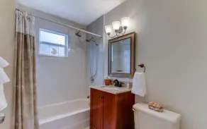 Nini's Cottage - Family-Friendly Pool Days and Cabana Nights Await - Badezimmer