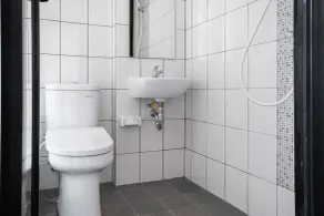 RedDoorz Plus near ICE BSD 2 - Bathroom