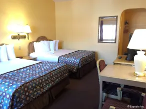 Anaheim Discovery Inn and Suites - Room
