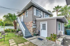 ~ 1 Mi to the Strand: Central Unit in Galveston! - Interior