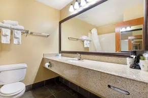 Best Western Locust Grove Inn & Suites - Bathroom
