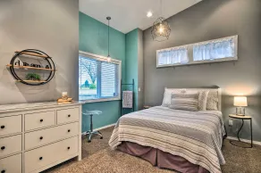 Cute & Cozy PDX Area Townhouse: 31 Mi to Mt. Hood! - Interior
