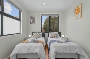 Luxurious 3-bedroom Townhouse in Charming Maidstone 7 KM TO CBD - Room