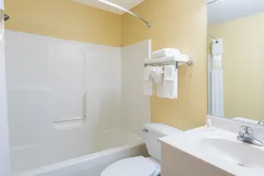 Super 8 by Wyndham Medina - Bathroom
