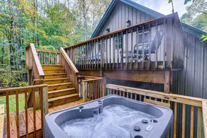 Hot Tub Haven 10 Mi to Hocking Hills State Park! - Interior