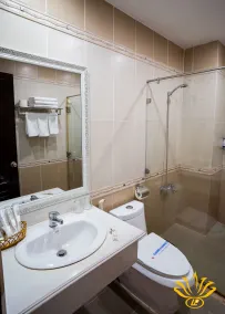 Linh Phuong 3 Hotel - Bathroom