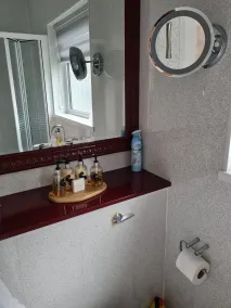Brookside Guest House & Mini Spa - Bathroom