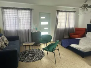 Garden Studio With Yard Space Near Mall & Airport - Living room