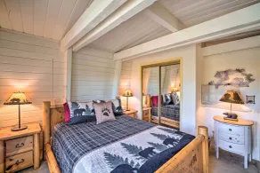 5 Mi to Snow Summit: Cabin w/ Deck & Fireplace - Interiør