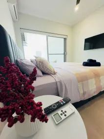 Apartment with Balcony & Parking Perth - Room