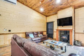 Hot Tub & Mtn Views: Pet-friendly Englewood Cabin - Interior