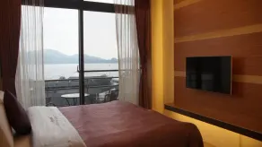 Lake In Mountain - Room
