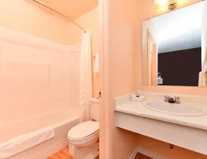 Canadas Best Value Inn Whitecourt - Bathroom