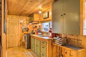 California Retreat w/ Deck, Fire Pit & Grill! - Innenbereich