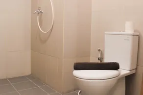 Cozy Studio at LRT City Jatibening Apartment - Baño