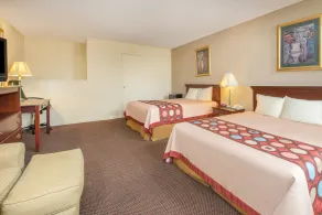 Super 8 by Wyndham Centerville-Richmond - Room