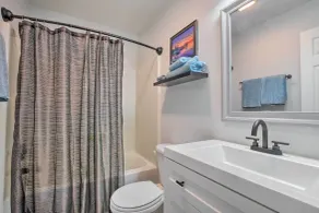 Pet-friendly Greenville Dwelling ~ 2 Mi From Dtwn! - Bathroom