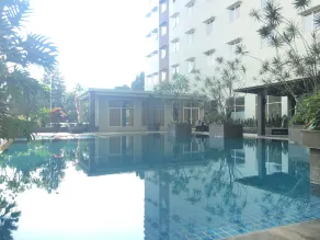 Spacious 2BR Apartment at Pinewood near JATOS - Piscina