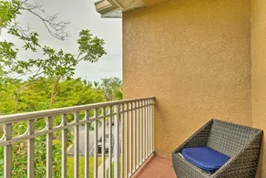 Airy Fort Myers Condo ~ 4 Mi to Beach! - Intérieur
