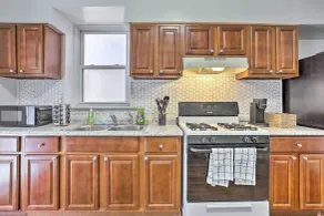 Updated Bayonne Townhome ~ 11 Mi to NYC! - Intérieur