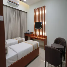 EMBASSY PARK - Near US consulate, Apollo hospital, Sankaranethralaya - Room
