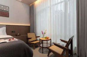 Zhangjiajie 101 Courtyard offers free coffee,complimentary shuttle service to the East Gate of the Forest Park for guests staying two nights, free self-service laundry and drying facilities, and paid pick-up and drop-off services from the high - Værelse