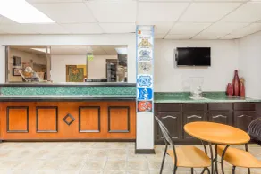 Super 8 by Wyndham Greensboro - Lobby