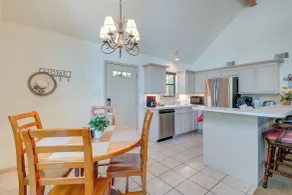 Cape Royale Home w/ Deck - Walk to Lake Livingston - Innvendig