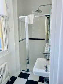 Canterbury Hotel Cottages and Apartments - Bathroom