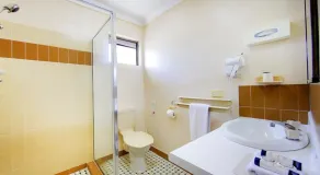 Raintree Motel - Bathroom