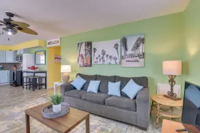 Walk to Gulf: Surfside Beach Home w/ Deck - Interiør