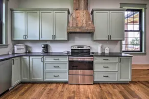 ‘Bross Brother's Cabin’ w/ Wraparound Porch! - Intérieur