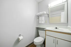 HomeTowne Studios by Red Roof Atlanta - Peachtree Corners - Bagno