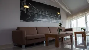 Gokart Hotel - Lobby sitting area