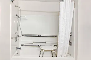 Super 8 by Wyndham Baltimore/Essex Area - Salle de bain