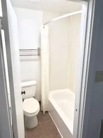 Airport Inn - Bathroom