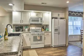 Lakefront Branson Condo w/ Porch & Dock Access - Intérieur