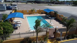 Super 8 by Wyndham Kingsville - Piscine