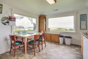 Cliffside Lighthouse Beach Home w/ Ocean View - Interiør