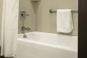 Best Western Plus Franciscan Square Inn & Suites Steubenville - Bathroom