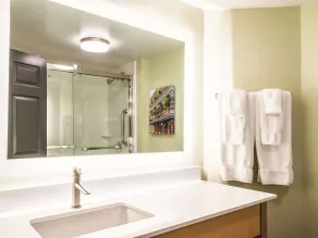 La Quinta Inn & Suites by Wyndham New Orleans Downtown - Salle de bain