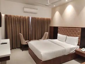 Shree Inn by Tamanna Hotels - Living area