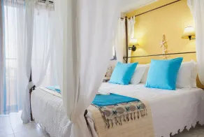 Golden Bay Apartments-Garden Haven - Rom