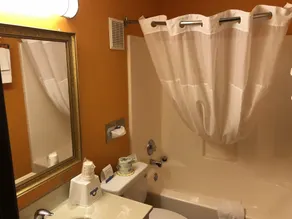 Days Inn & Suites by Wyndham Youngstown / Girard Ohio - Salle de bain